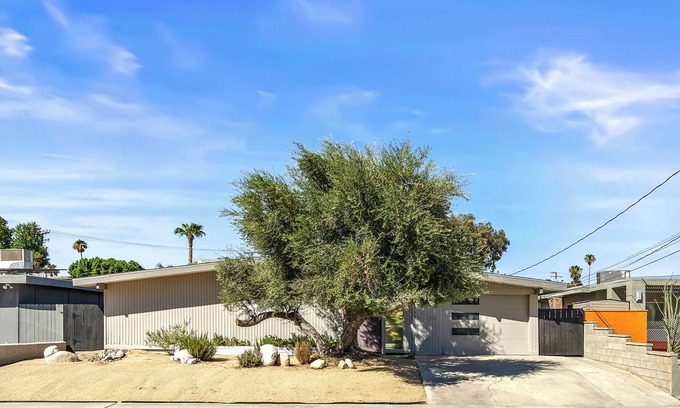 Palm Desert House | Mid Century Modern home -newly renovated with swim jet pool, spa on golf course!