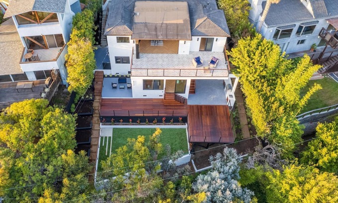 Pacific Palisades House | Mid-Century Palisades home with breathtaking views and newly renovated upgrades