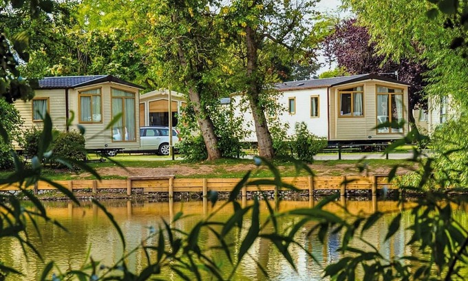 Burnham-on-Sea House | Mid range 12ft-wide caravan with one double and one twin.