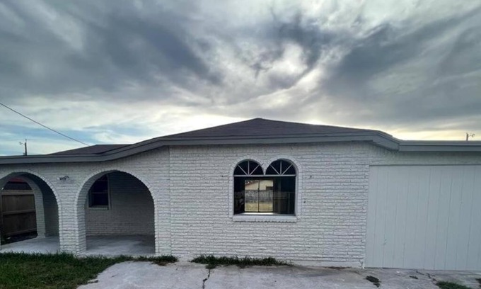 Brownsville House | Mid Town Brownsville 3 bed/ 2 bath
