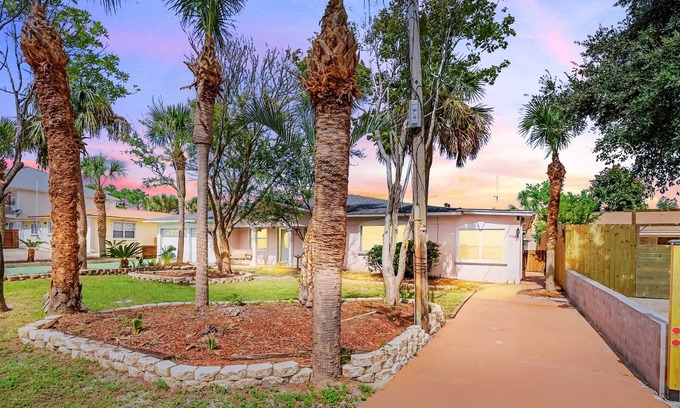 El Centro Beach Apartment | ✨Mighty Little Beach✨ 1B Apartment, Private Patio, Dog Friendly, Walk to Beach❤️