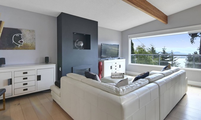 West Kelowna Estates House | Million Dollar View Close to Wineries, Golf, Beaches, Family friendly, Hot Tub