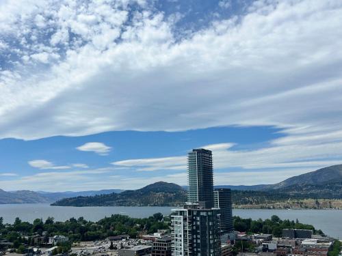 Downtown Kelowna House | Million-Dollar View 1 bed 1 private bath in a 2 bed flat with access to 34th floor lounge in Downtown Kelowna