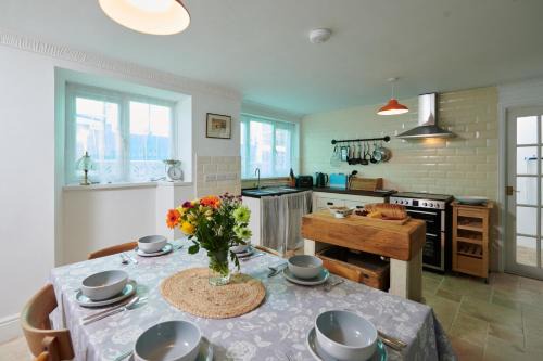 Laugharne House | Min Yr Afon