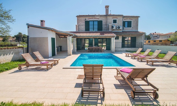 Pomer Cabin | Minimalistically decorated villa Pomer with private pool and fenced yard
