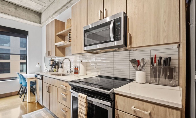 Warehouse District Apartment | MINNeSTAY* Sable 204 | Target Field |