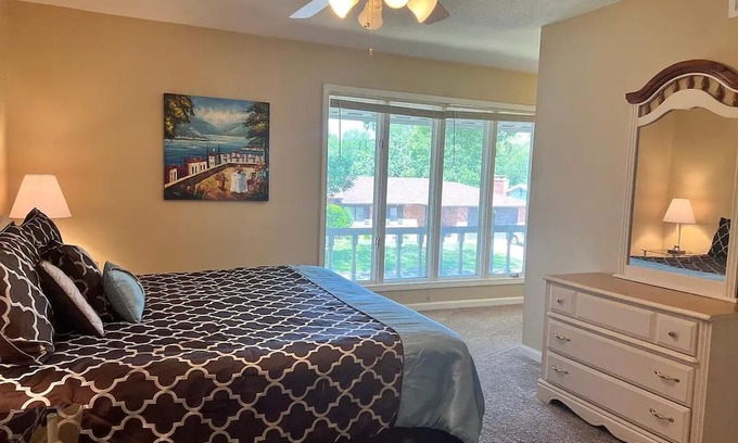 Quincy House | Mins to Blessing Hospital, Country Club, HotRiver