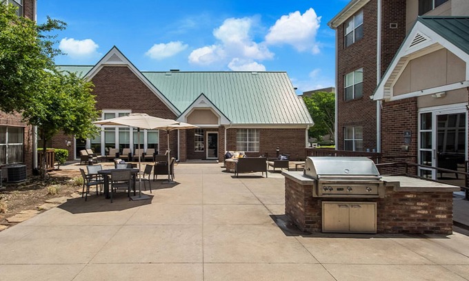 Richardson Hotel | Minutes Away From The Dallas World Aquarium! W/Pool, FREE Breakfast & Parking!