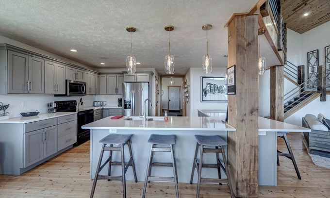 Lead Ski Chalet | Missing Link 4BR Chalet at Terry Peak with Jacuzzi Hot Tub - Sleeps 14