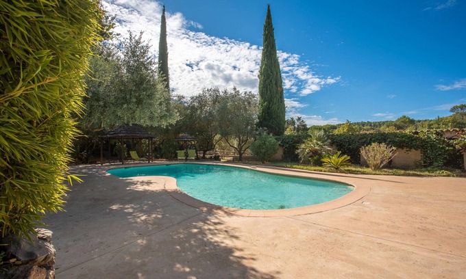 Le Val House | Mobile Home 'Kenya' with Shared Pool, Wi-Fi and Air Conditioning