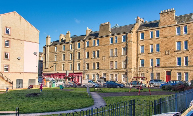 Gorgie Apartment | Modern 1 Bedroom Top Floor Edinburgh Tenement Apartment