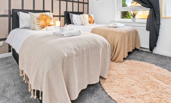 Glasgow Apartment | Modern 2 bedroom apartment with parking and wifi.