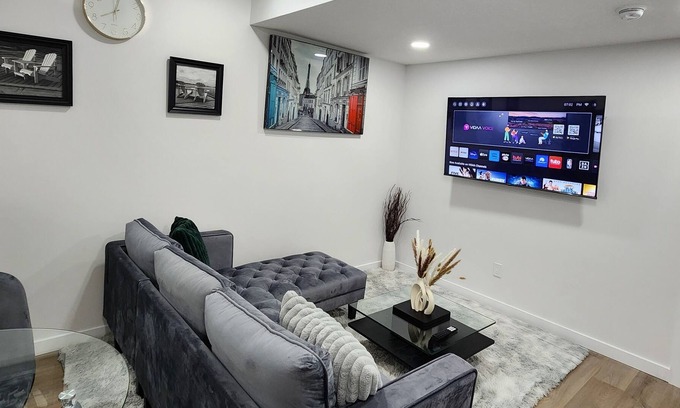 Northwest Edmonton House | Modern 2 Bedroom Basement Suite at West Edmonton