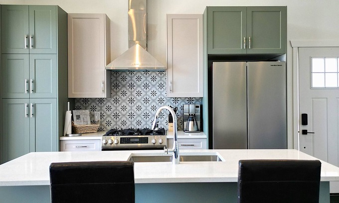 Central Okanagan Cottage | Modern 2-bedroom + den cottage in a prime location