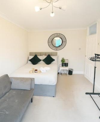 Fairfield Apartment | Modern 2-Bedroom London Base - 15 mins to Central London - Next to East Croydon Station - Sleeps 5