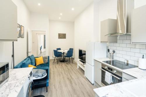 Tollington Apartment | Modern 2B Home with Private Backyard & Fast WiFi
