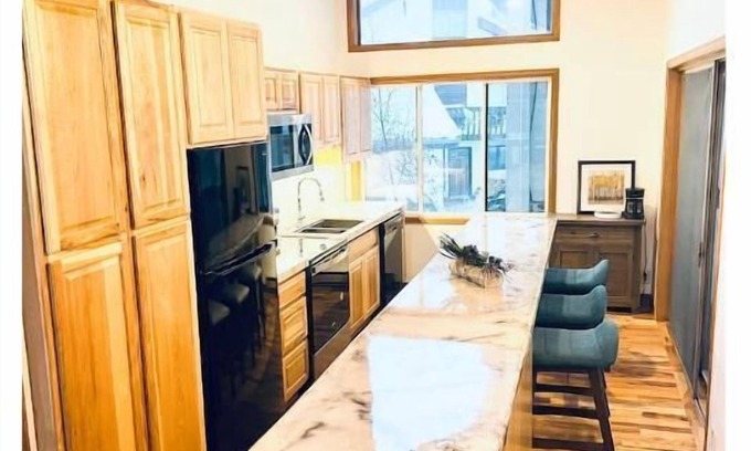 Eagle-Vail Apartment | Modern 2BD 2BA Sleeps 6 Mountain Condo Vail & Beaver Creek Ski Resorts