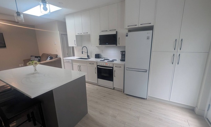Saanich East House | Modern 2BR Garden Suite Near Downtown Victorian