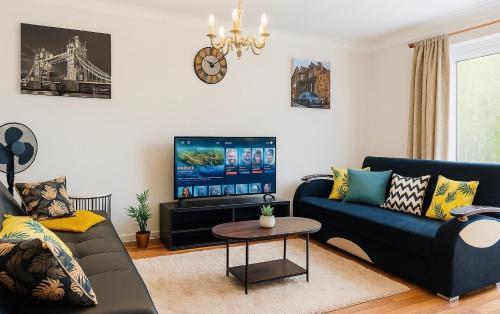 Sittingbourne Apartment | Modern 3-Bedroom Home with Free Parking for Family, Contractors and Tourists!