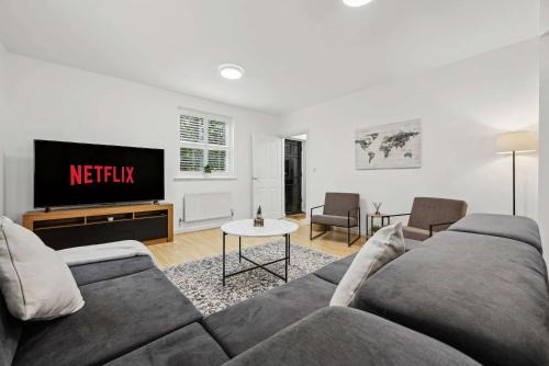Birmingham House | Modern 3BR Home in 2 Nether Hall Near M6 J7 with Hot Tub, Smart TV and Free Parking