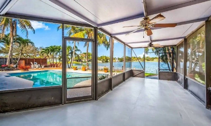Pembroke Pines House | Modern, 4B/3B with Pool and Lake