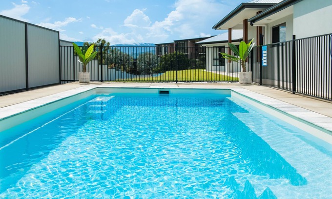 Airlie Beach House | Modern 5 Bedroom , 3 Bathroom Holiday Home with Sparkling Pool