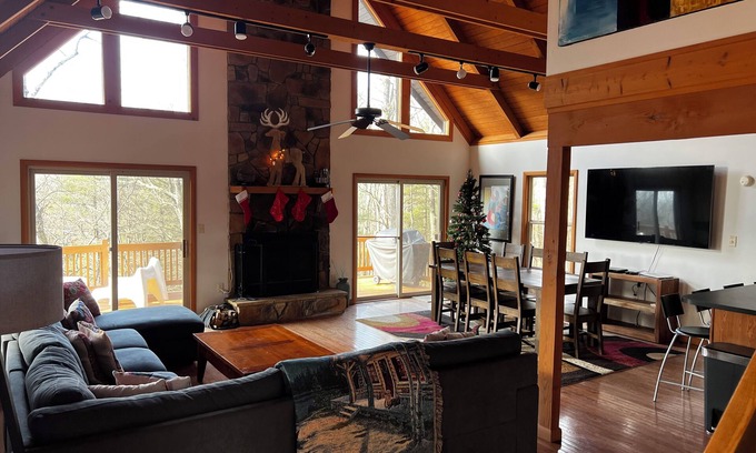 Berkeley Springs House | Modern and Peaceful Home with Amazing Mountain Views!