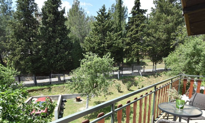 Cove Parja Apartment | Modern Apartment in Knin with Garden