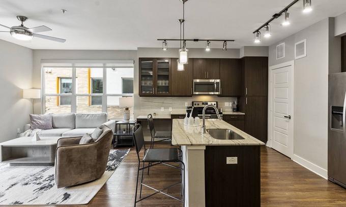 Mueller Apartment | Modern Apartment in Prime Location (ID4225X45)