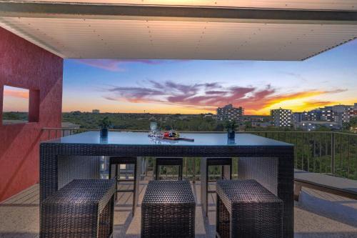 Darwin City Centre Apartment | Modern Apartment with Sunset Views
