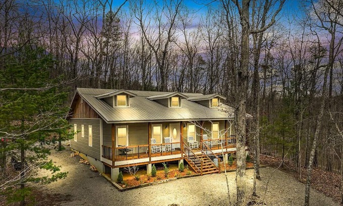 Maryville Cabin | Modern cabin 4 min from Smoky Mountains, Lake in the Sky access 3 BR 2 bath