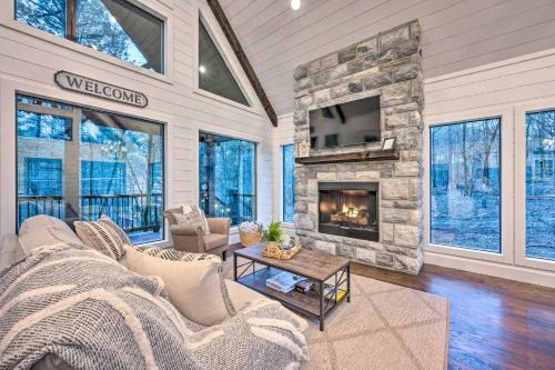 Broken Bow House | Modern Cabin with Hot Tub 1 Mi from Hochatown!