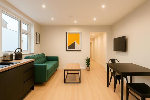 Grangetown Apartment | Modern Central Apartment + King Size Bed + Garden