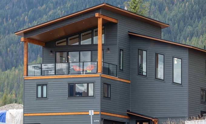 East Kootenay House | Modern chalet: ski in/out ideal location 10 beds