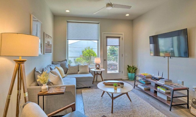 East Cesar Chavez Apartment | Modern Chic Condo with Balcony and Pool, Walk to Downtown