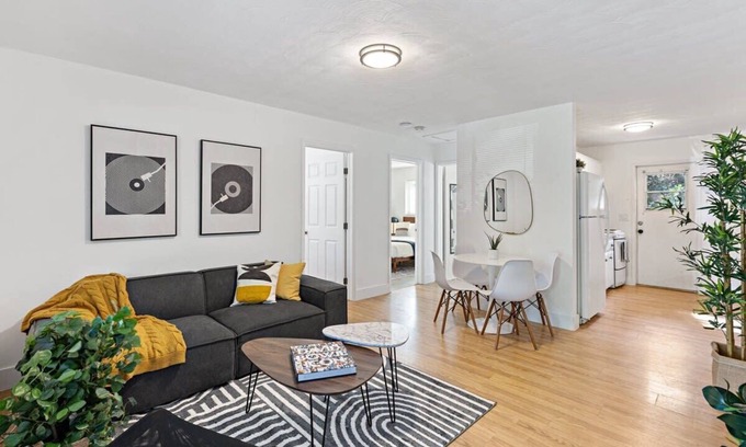 Lake Ridge Apartment | Modern Condo, 2 bed 1 bath Close to Beach