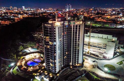 San Jose Apartment | Modern Condo in Núcleo La Sabana with Pool