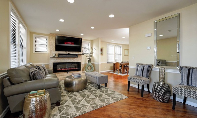 South Charleston House | Modern & Cozy 4 Bedroom, 6 TV's, Ms. Pacman, Walk to Starbucks!