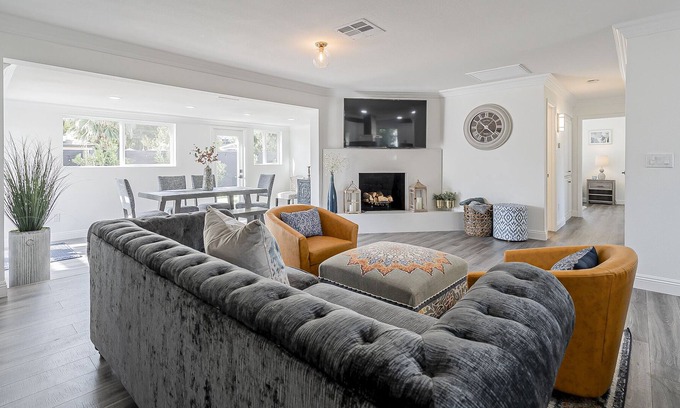 Peaceful Valley House | Modern & cozy home | Walk to Old Town & Stadium!