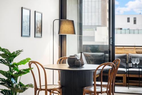 Collingwood North Apartment | Modern, Elegant Oasis