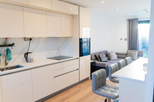 Havering Apartment | Modern Entire Unit 3BR, 3BA, balcony, 86inch TV - 15mins to city