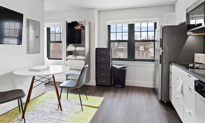Hanover Place Apartment | Modern Fully Equipped Studio in Historic Midtown