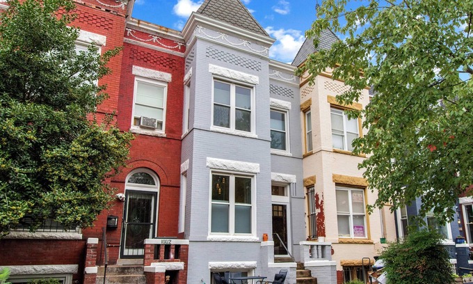 H Street Corridor Bed & Breakfast | Modern Haven: 3-BR/2.5 BA Paris-Themed Home in Wonderful DC: Wifi and A/C