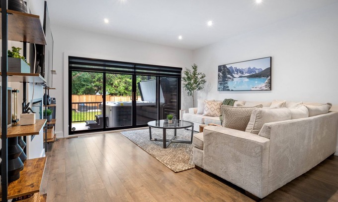 Niagara Falls House | Modern home with Hot-tub, Centrally located in Niagara Falls