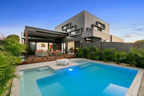 Minyama House | Modern Luxury Pool Oasis