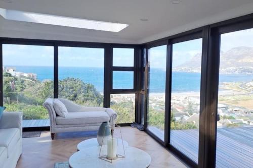 Fish Hoek House | Modern mountainside home with ocean view - Minimal load shedding