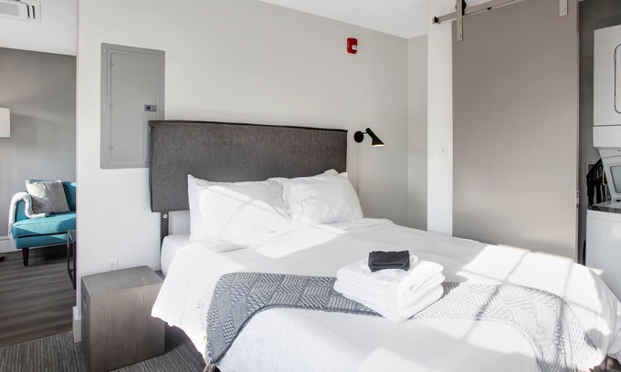 Hanover Place Apartment | Modern MW Studio with Gym by Zencity