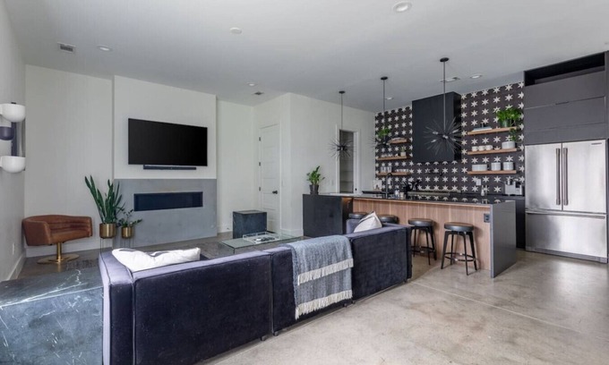 Edgehill Villa | Modern Oasis: Rooftop Sunsets & City Lights!