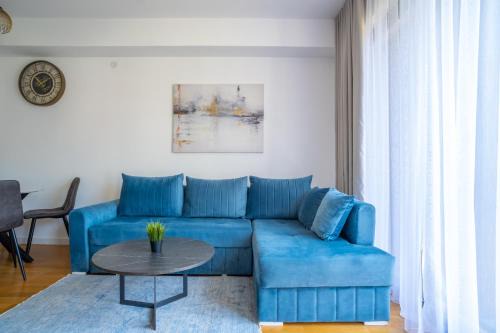 Tomicici Apartment | Modern One-Bedroom Apartment - 5 min to Porto Montenegro