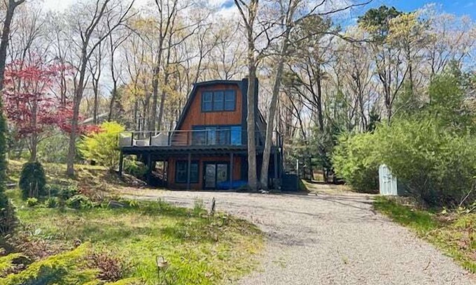 Forestdale House | Modern & Private Retreat, Walk To Snake Pond
